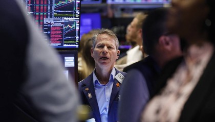 关税政策加速通胀上行,金融机构下调股市评级,特朗普一句话“吓坏”华尔街?