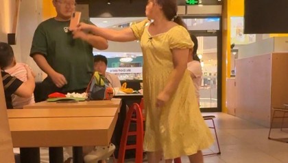 广东惠州一女子在麦当劳殴打辱骂他人,叫嚣:“我认识大把警察”,打伤工作人员赔偿后又反悔投诉