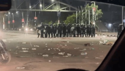 前总理夫人在家中被民众放火烧死,尼泊尔首都浓烟四起,中使馆紧急提醒!当地华人:到处都在燃烧,满地碎石、玻璃碎片、血迹