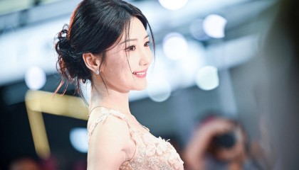 “我出不去了!”毛晓彤走完红毯在休息室遭遇门锁故障,被反锁室内呼叫救援
