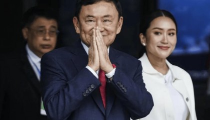 76岁的他信,再度被判入狱,走投无路的佩通坦,向泰国王室“表忠心”