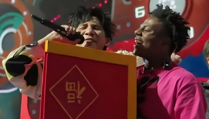梦幻同框!“甲亢哥”与大张伟成功会面,合唱《阳光彩虹小白马》