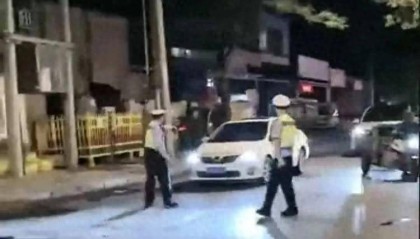 河北一汽车在查酒驾时强行倒车逃离,撞上三轮和特斯拉,当地警方:正在追查