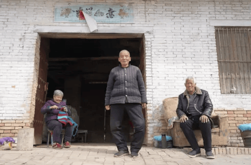 五百块从树农手里买走，数万、十几万卖到别墅区：一棵老柿树的奇幻漂流